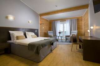 Отель Rento Hotelli Иматра Улучшенный двухместный номер с 1 кроватью и балконом-1